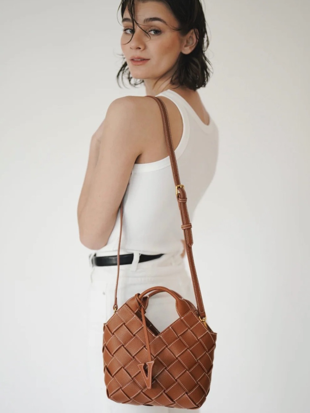 NWOT Verafied New York Caramel Woven Basket Bag - Picture 6 of 6